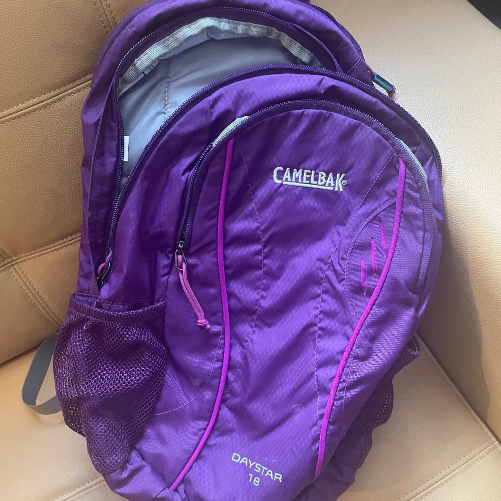 CAMELBAK DAYSTAR 18 / LIKE NEW CONDITION